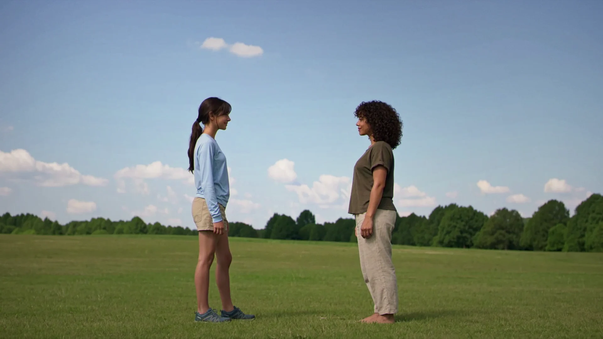 Menina e mulher frente a frente num campo aberto, plano gerado por IA